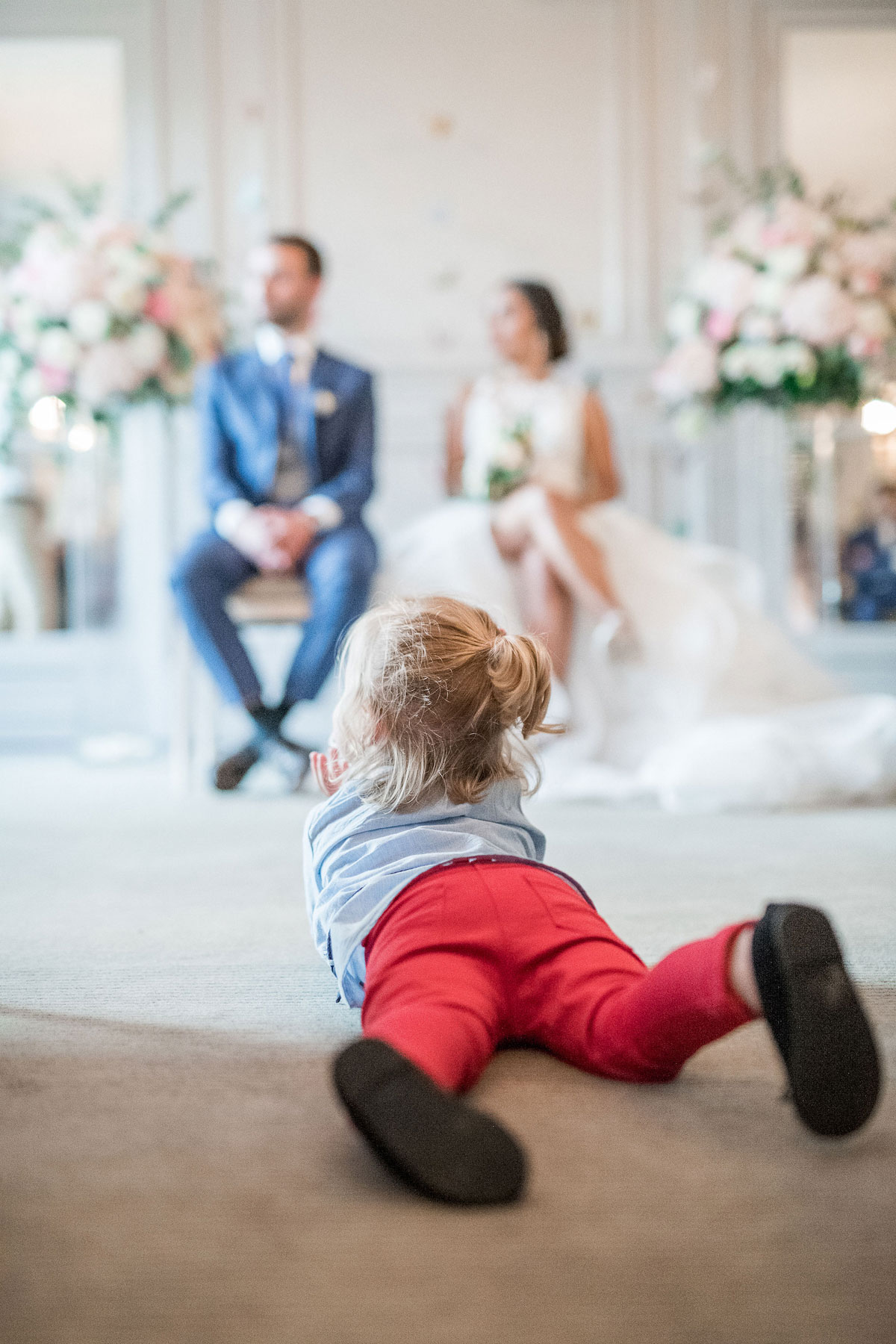 Enfant devant les mariés pendant la cérémonie de mariage