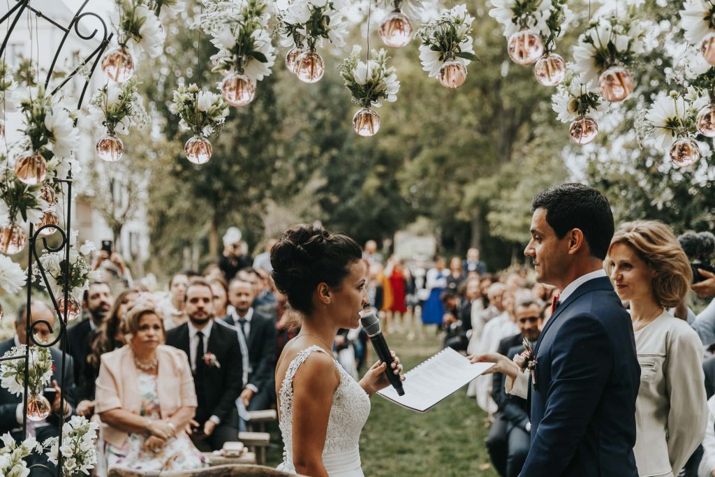 Cérémonie de mariage laïque avec une officiante